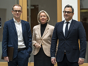 V.l. Prof. Tom Bschor, Irmtraud Gürkan, Prof. Christian Karagiannidis © pag, Fiolka V.l. Prof. Tom Bschor, Irmtraud Gürkan, Prof. Christian Karagiannidis © pag, Fiolka