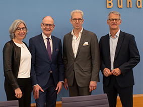 Gruppenportrait in der Bundespressekonferenz Gruppenportrait von Gabriele Regina Overwiening, Präsidentin ABDA, Martin Hendges, Vorstandsvorsitzender KZBV, Dr. Andreas Gassen, Vorstandsvorsitzender KBV und Dr. Gerald Gaß, Vorstandsvorsitzender DKG (v.l.n.r.) am 11. April in der Bundespressekonferenz in Berlin-Mitte.