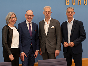 Gruppenportrait von Gabriele Regina Overwiening, Präsidentin ABDA, Martin Hendges, Vorstandsvorsitzender KZBV, Dr. Andreas Gassen, Vorstandsvorsitzender KBV und Dr. Gerald Gaß, Vorstandsvorsitzender DKG (v.l.n.r.) am 11. April in der Bundespressekonferenz in Berlin-Mitte.